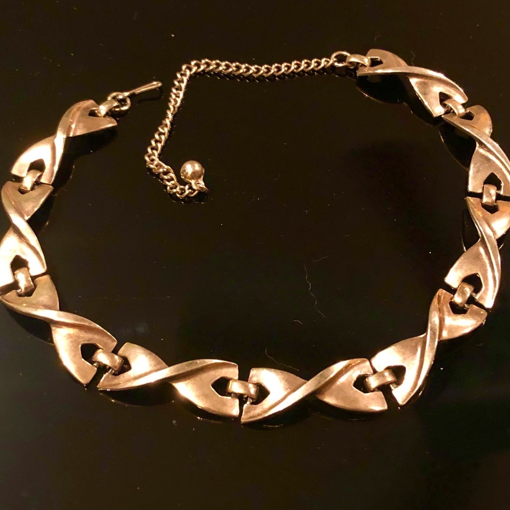 Vintage 70s Brushed Gold Tone Twist Links Metal Choker Station Necklace 1/2"W